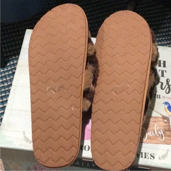 Bonnibel size 10 super soft and fluffy cheetah print crossover slippers in box - Picture 4 of 4